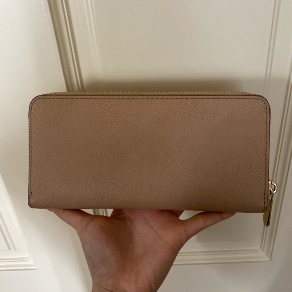 Micheal Kors Nude Wallet - Picture 3 of 4